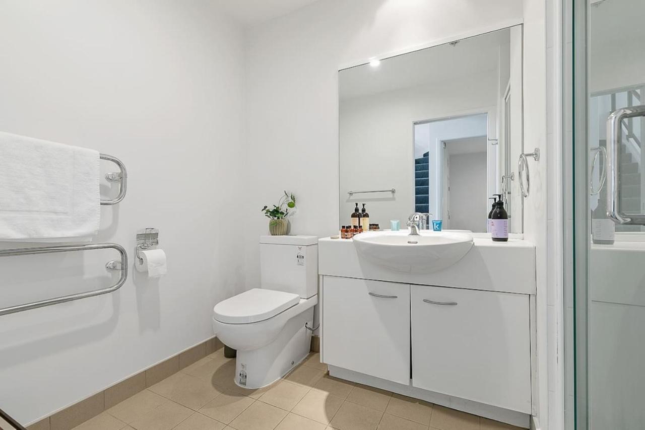 Roomy High-Ceiling Loft Apartment - Free Parking! Auckland Extérieur photo